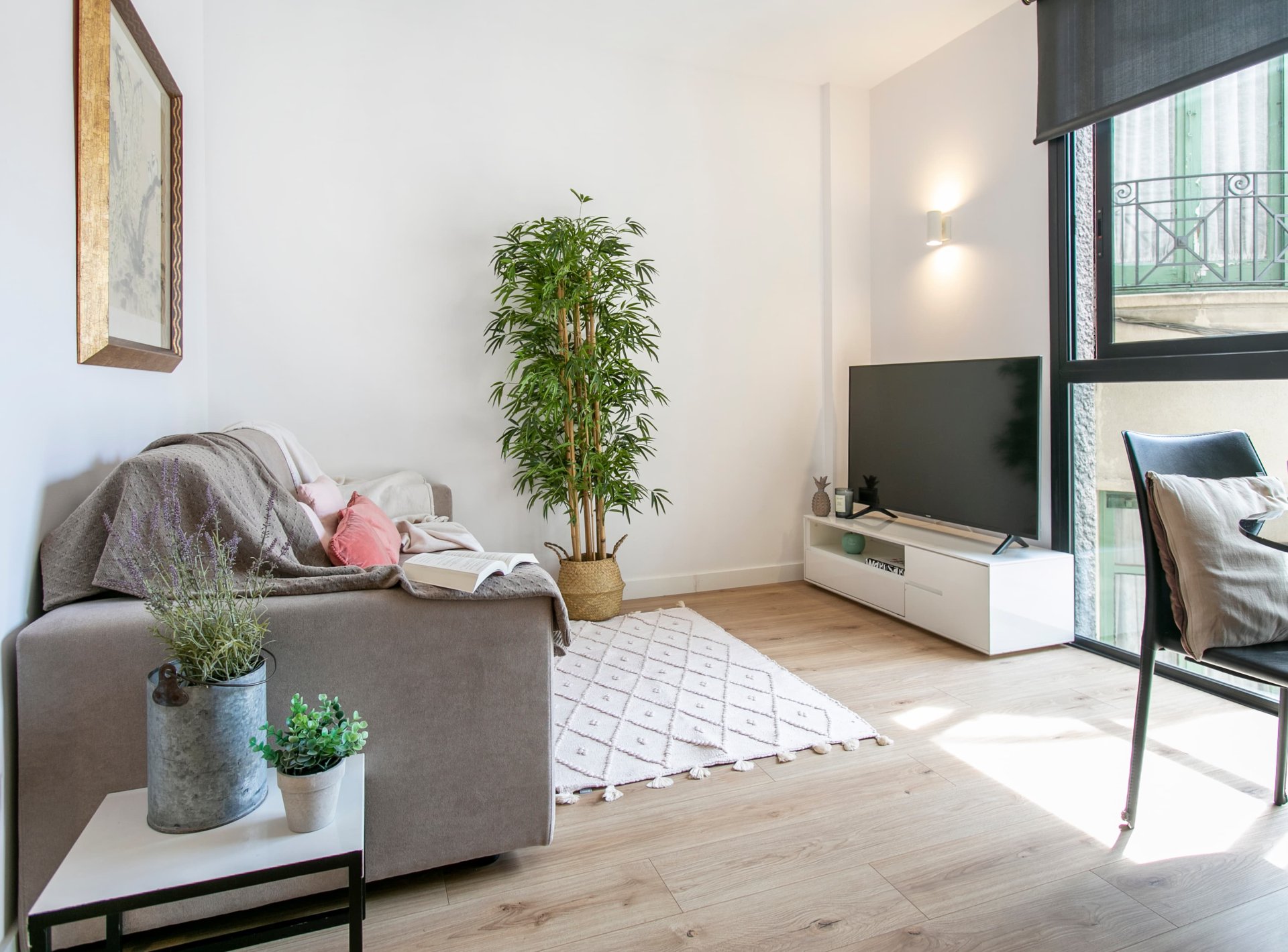 10 Easy Decor Ideas To Arrange A Small Apartment Living Room | Spacejoy
